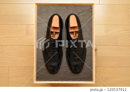 綺麗に磨かれた黒い革靴 120537912