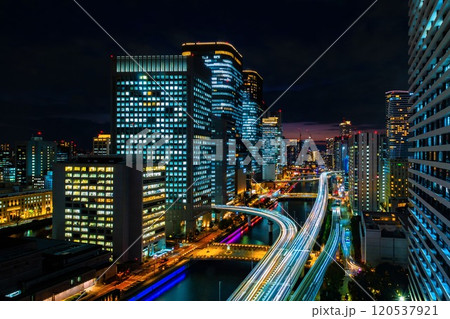 大阪中之島の超高層ビル群と阪神高速の夜景 大阪中之島の超高層ビル群と阪神高速の夜景 120537921