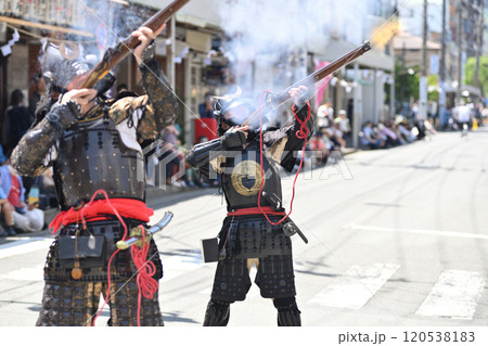 関東・小田原北条五代祭り(北條五代祭り)・戦国時代を再現した火縄銃の発射・神奈川県小田原市(3) 関東・小田原北条五代祭り(北條五代祭り)・戦国時代を再現した火縄銃の発射・神奈川県小田原市(3) 120538183
