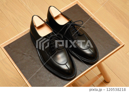 綺麗に磨かれた黒いレザーシューズ 120538218