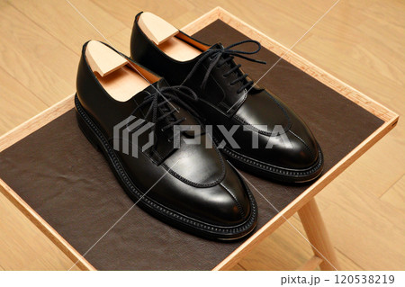 綺麗に磨かれた黒いレザーシューズ 120538219