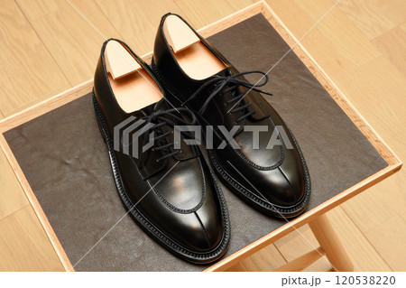 綺麗に磨かれた黒いレザーシューズ 綺麗に磨かれた黒いレザーシューズ 120538220