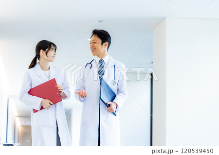 男女の医療チーム 撮影協力「LINK FOREST」 男女の医療チーム 撮影協力「LINK FOREST」 120539450