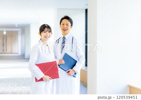 男女の医療チーム　撮影協力「LINK FOREST」 120539451