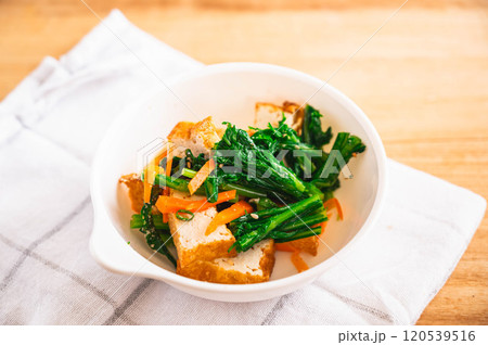 絹厚揚げと春菊のごま和え作り 絹厚揚げと春菊のごま和え作り 120539516