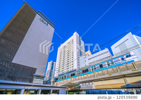 日本の横浜都市景観 桜木町駅 新南口(市役所口)や横浜ランドマークタワー、電車などを望む=24日 日本の横浜都市景観 桜木町駅 新南口(市役所口)や横浜ランドマークタワー、電車などを望む=24日 120539890