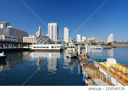 横浜・みなとみらい　象の鼻パークと横浜税関（クイーンの塔） 120540316