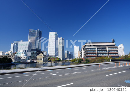 横浜　みなとみらいの高層ビル 120540322