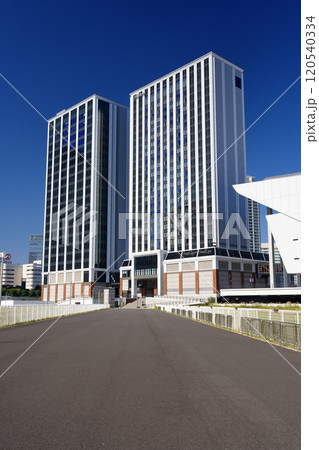 横浜　横浜駅周辺の風景　ミュージックテラス 120540334