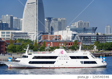 横浜　みなとみらいの海岸の風景 120540346