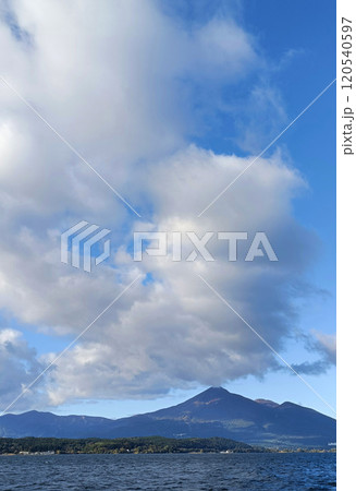 会津磐梯山と猪苗代湖と大きな雲(縦構図) 120540597