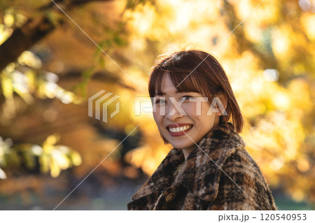 紅葉狩りを楽しむ女性 120540953