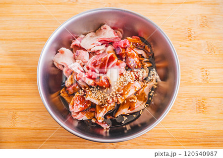 調味料に漬ける生ラム肉 調味料に漬ける生ラム肉 120540987