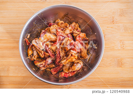 調味料を混ぜ込んだ生ラム肉 120540988