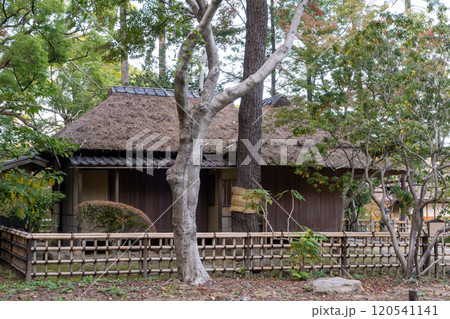日本の岡山県岡山市の古くてとても美しい建物 120541141