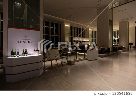 超高層ビル あべのハルカスに入る外資系高級ホテル、大阪マリオット都ホテル 夜のラウンジ 120541659