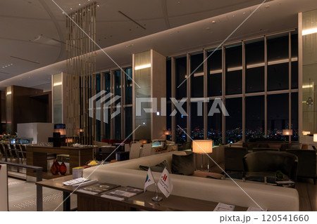 超高層ビル あべのハルカスに入る外資系高級ホテル、大阪マリオット都ホテル 夜のラウンジ 超高層ビル あべのハルカスに入る外資系高級ホテル、大阪マリオット都ホテル 夜のラウンジ 120541660