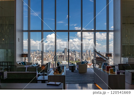 超高層ビル あべのハルカスに入る外資系高級ホテル、大阪マリオット都ホテル19階ラウンジからの景色 120541669