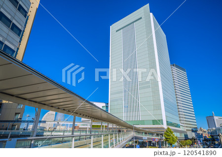 日本の横浜都市景観 桜木町駅　新南口前の人道橋から横浜市役所やみなとみらいなどを望む＝11月24日 120541890