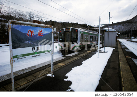 冬の仙山線作並駅で出発を待つ仙台行き電車 冬の仙山線作並駅で出発を待つ仙台行き電車 120542054