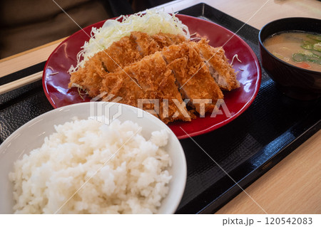 日本のとても美味しいトンカツ定食 日本のとても美味しいトンカツ定食 120542083