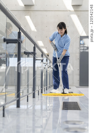 ビル清掃イメージ　フロアのモップかけをする清掃スタッフ 120542148