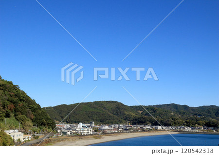 津波避難タワーのある街の風景 津波避難タワーのある街の風景 120542318