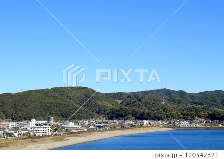 津波避難タワーのある街の風景 120542321