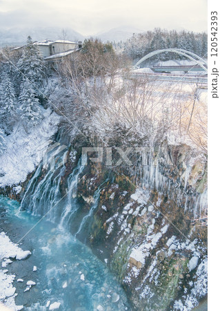 毛嵐の上がった荒々しい白鬚の滝 120542393