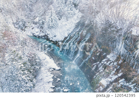 雪の積もった白鬚の滝 120542395