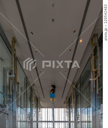 電動の高所作業車による、高天井の高所作業の様子 電動の高所作業車による、高天井の高所作業の様子 120542483