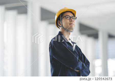 ヘルメットを被った作業服姿の40代の男性 ヘルメットを被った作業服姿の40代の男性 120542673