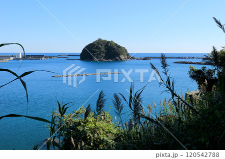 入江に浮かぶ島の風景 120542788