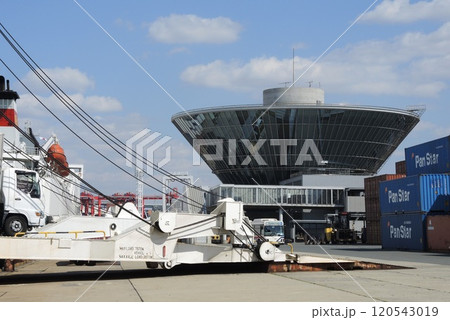 パンスタークルーズ乗船前に眺める「大阪港（国際フェリーターミナル）」 120543019