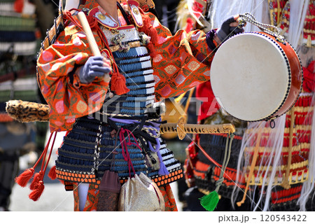 関東・小田原北条五代祭り(北條五代祭り)・戦国時代の武者行列、太鼓の女性剣士・神奈川県小田原市(1) 120543422