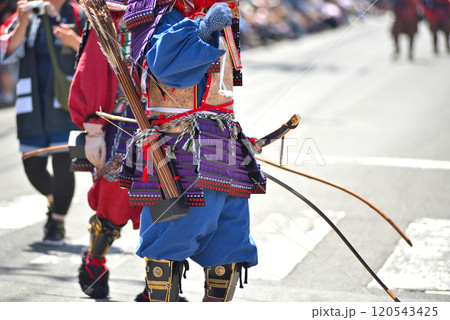 関東・小田原北条五代祭り(北條五代祭り)・戦国時代の武者行列、弓を持つ武士・神奈川県小田原市(1) 120543425