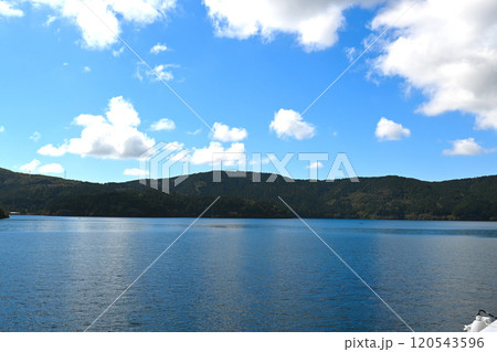 箱根　芦ノ湖の景色 120543596