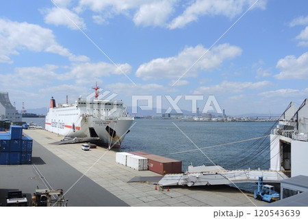 「大阪港（国際フェリーターミナル）」に停泊中のパンスタークルーズ（パンスタードリーム） 120543639