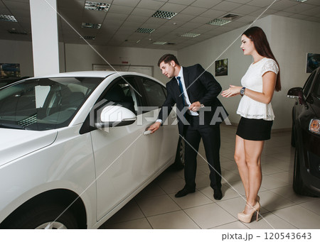 Advice on buying a car.Salon employee and car buyer. 120543643