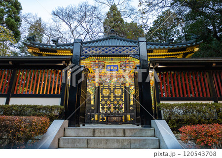 紅葉のライトアップされた瑞鳳殿 紅葉のライトアップされた瑞鳳殿 120543708