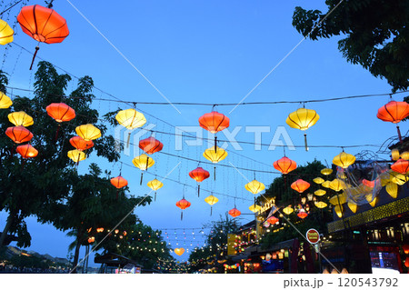 ベトナム ホイアンのランタン 120543792