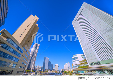 日本の横浜都市景観 桜木町駅 新南口前の人道橋から横浜市役所やみなとみらいなどを望む=11月24日 日本の横浜都市景観 桜木町駅 新南口前の人道橋から横浜市役所やみなとみらいなどを望む=11月24日 120543825