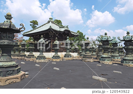 狭山不動尊の唐金灯籠【埼玉県所沢市】 狭山不動尊の唐金灯籠【埼玉県所沢市】 120543922