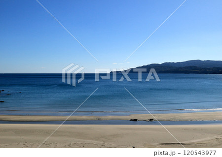 初冬の穏やかな海と白い砂浜 初冬の穏やかな海と白い砂浜 120543977