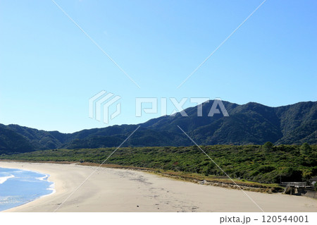 初冬の穏やかな海と白い砂浜 120544001