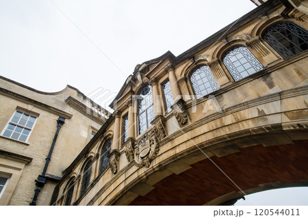 歴史的な建物のオックスフォード大学の溜息の端　オックスフォードの街並み 120544011