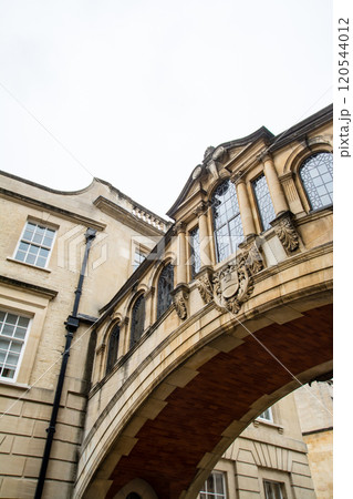 歴史的な建物のオックスフォード大学の溜息の端 オックスフォードの街並み 歴史的な建物のオックスフォード大学の溜息の端 オックスフォードの街並み 120544012
