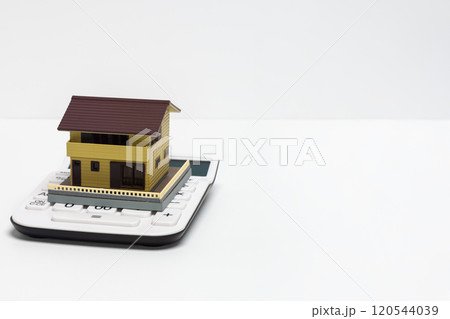 電卓と戸建て住宅の模型でローンのイメージ 電卓と戸建て住宅の模型でローンのイメージ 120544039