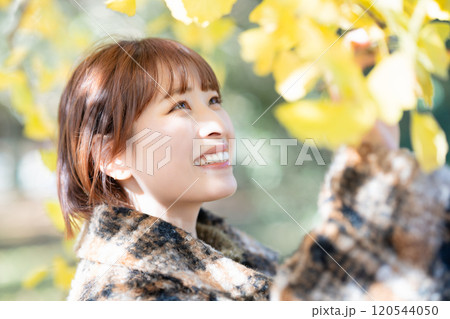 紅葉狩りを楽しむ若い女性 紅葉狩りを楽しむ若い女性 120544050