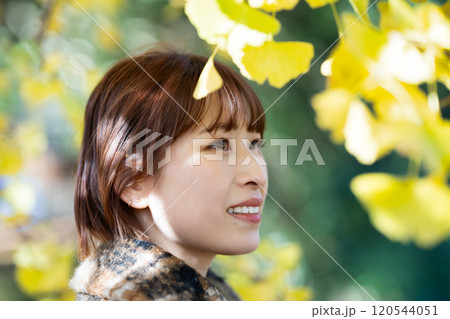 紅葉狩りを楽しむ若い女性 紅葉狩りを楽しむ若い女性 120544051